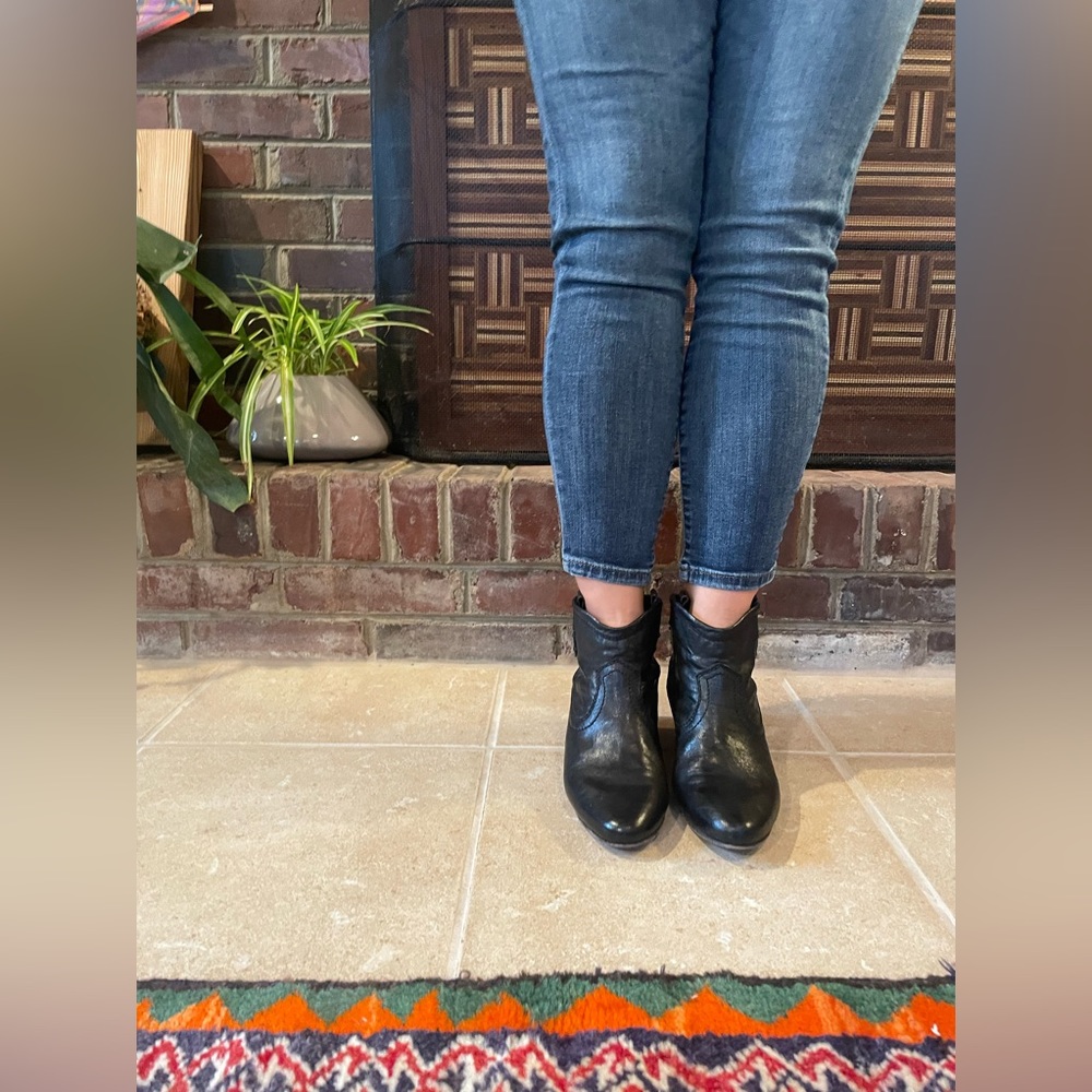 Frye Black leather Ankle Booties with lift insole. Size 7. Like new condition - Picture 8 of 9